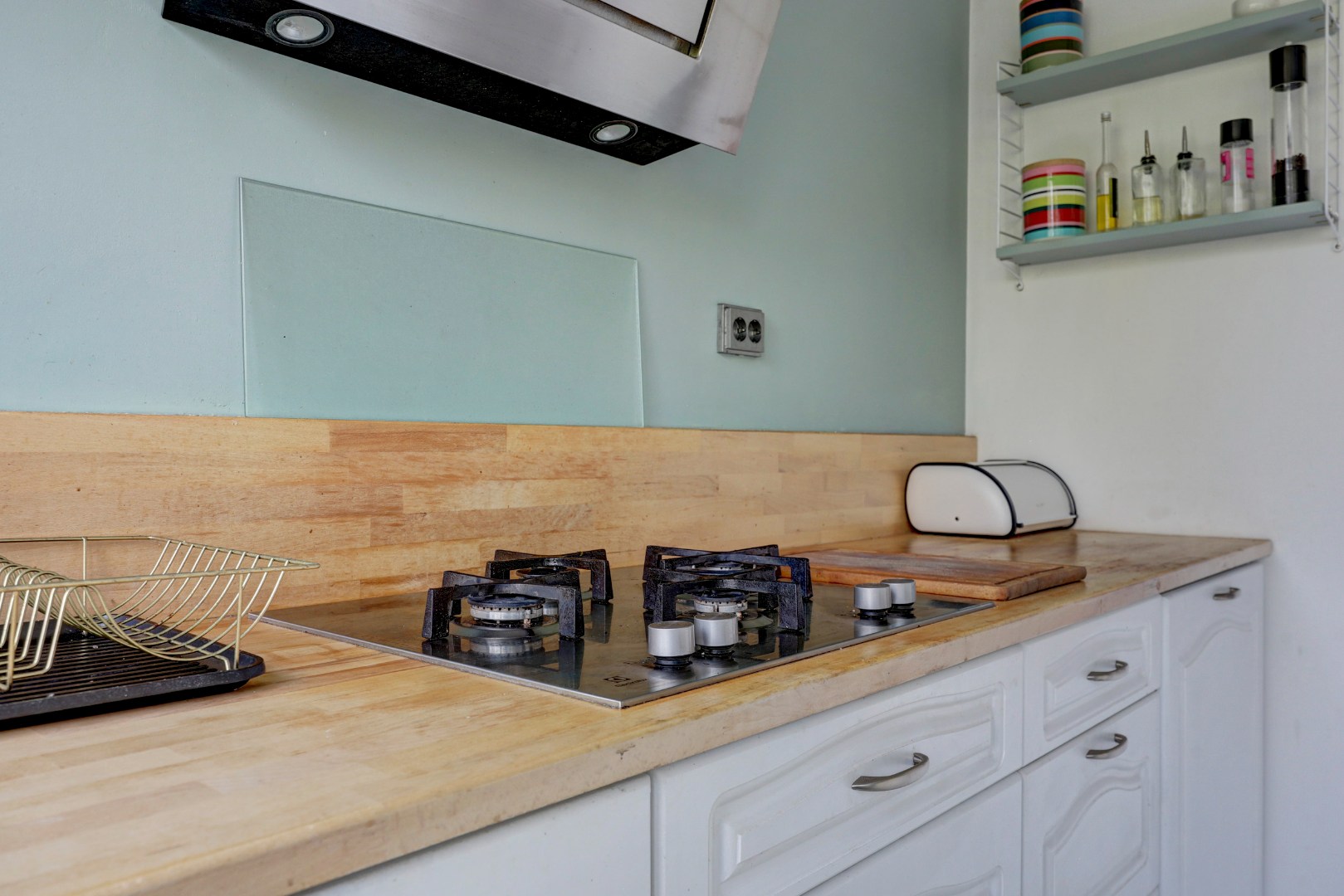 Woon-aanbieding 2 voor de prijs van één! Verrassend ruime 5-kamer woning, zonnige achtertuin, 2 keukens, 2 badkamers, parkeergelegenheid voor de deur.. 