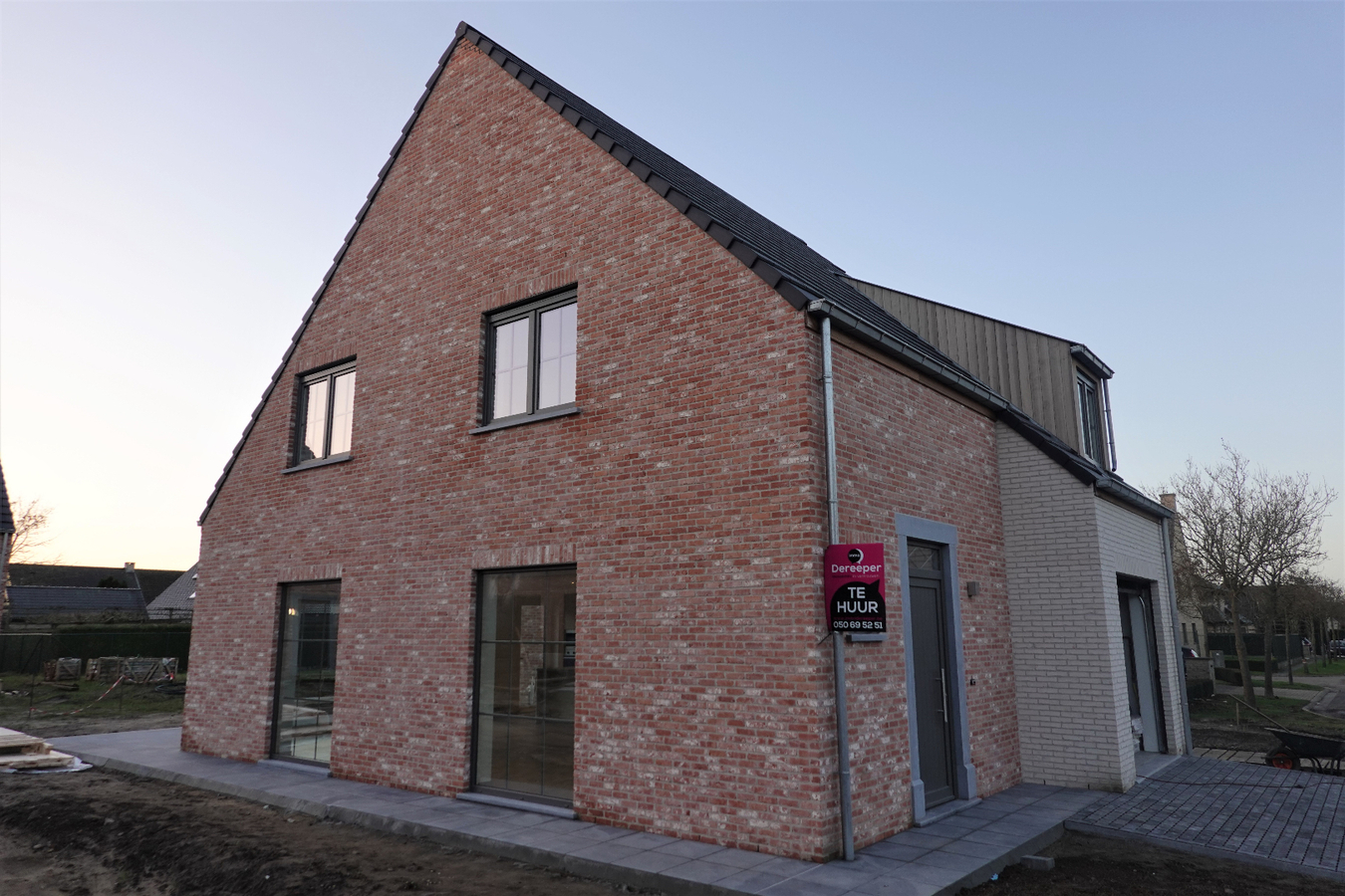 Halfopen nieuwbouw met inpandige garage 