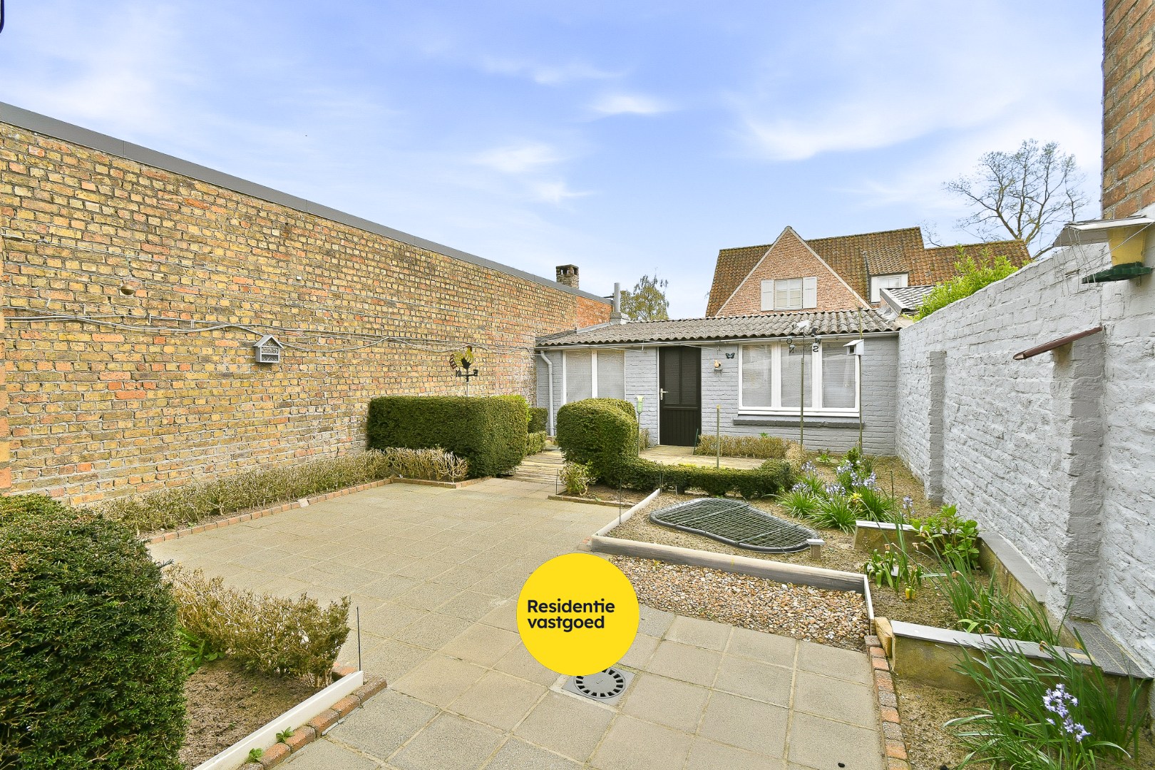 Te renoveren gezinswoning met drie slaapkamers en zongerichte tuin 