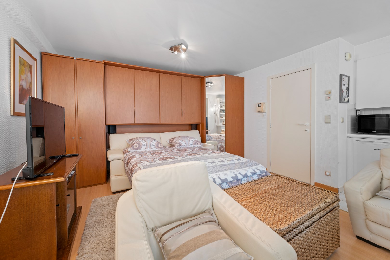 STUDIO IN HET CENTRUM VAN OOSTENDE MET ZIJDELINGS ZEEZICHT 