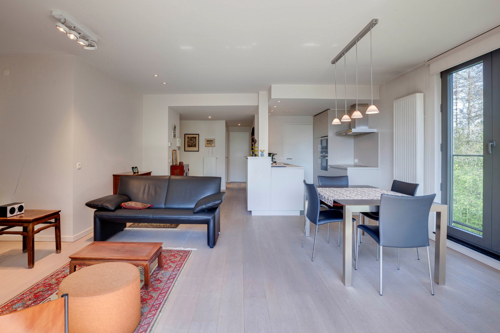Instapklaar modern appartement  met terras en ondergrondse staanplaats 
