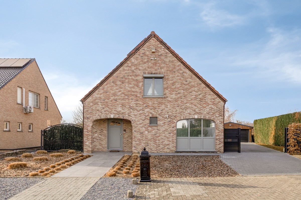 Instapklare villa met 3 slaapkamers, kantoor en garages 