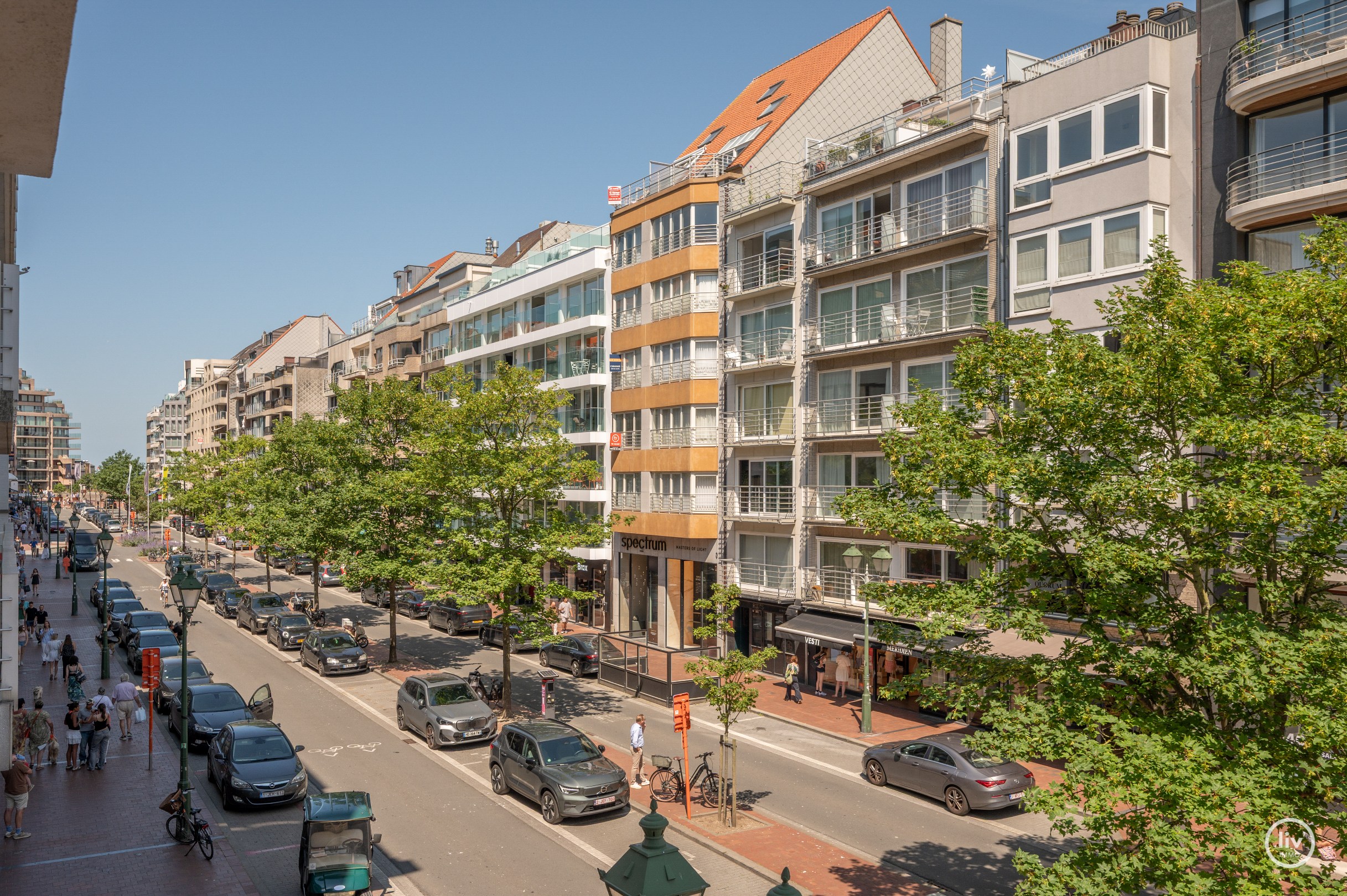 Prachtig, ruim (131 m2) HOEKappartement, volledig gerenoveerd centraal gelegen op de Lippenslaan vlakbij de zeedijk te Knokke. 