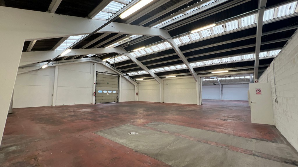 Bedrijfsgebouw met laadkades en kantoren te koop in Ronse