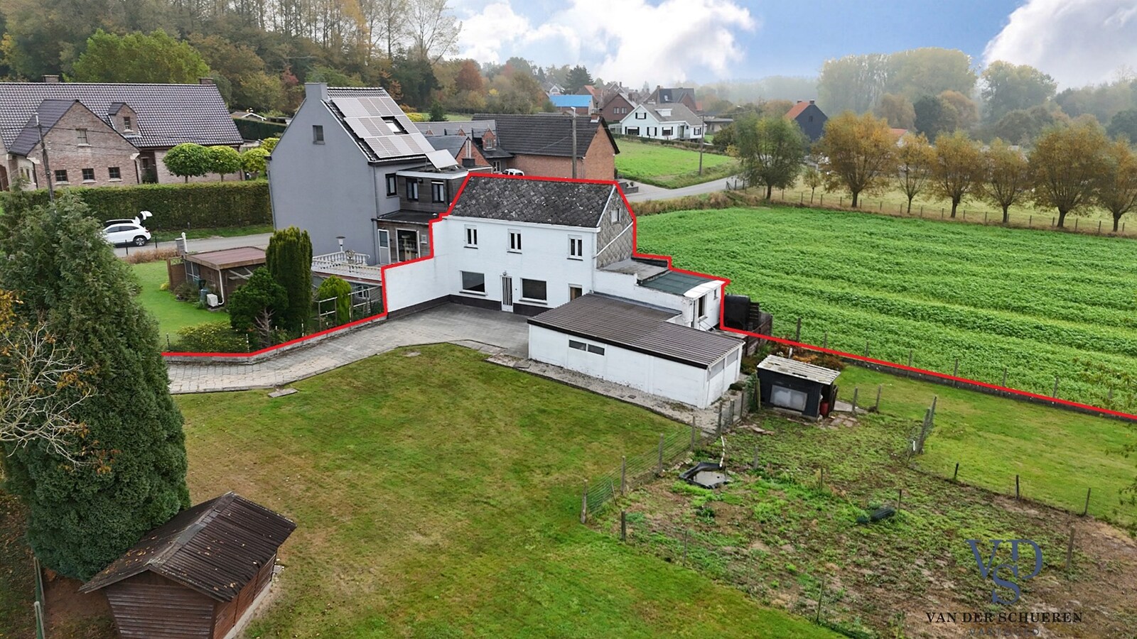 Te renoveren woning met uniek uitzicht op de omliggende akkers 