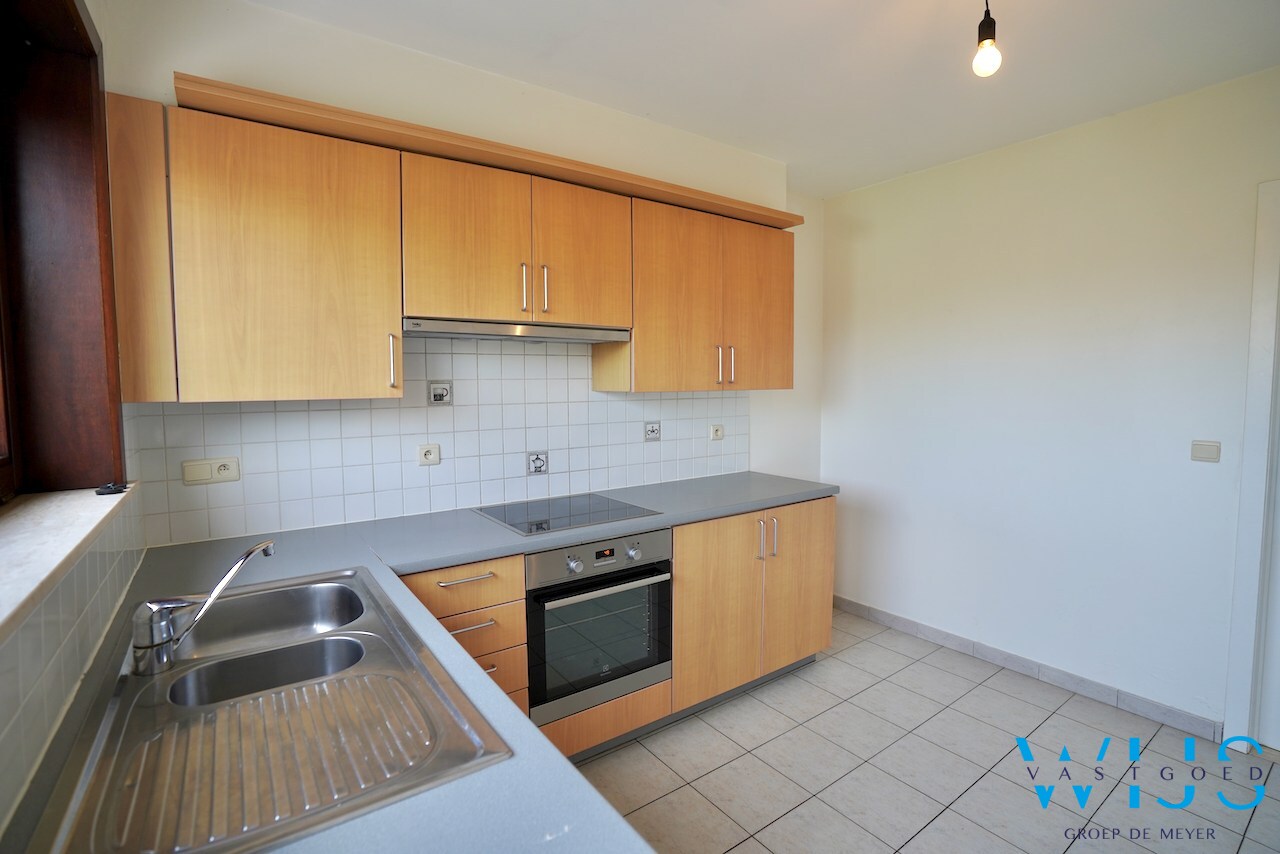 Instapklaar woonhuis in woonwijk te Eeklo! 