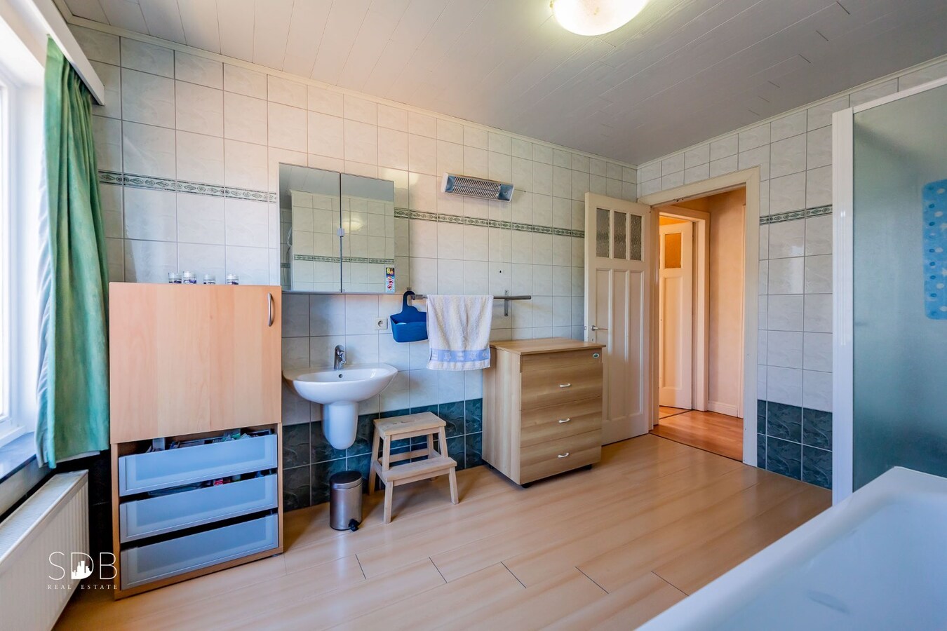 Hedendaagse woning met diverse bijgebouwen op 8.255m² 