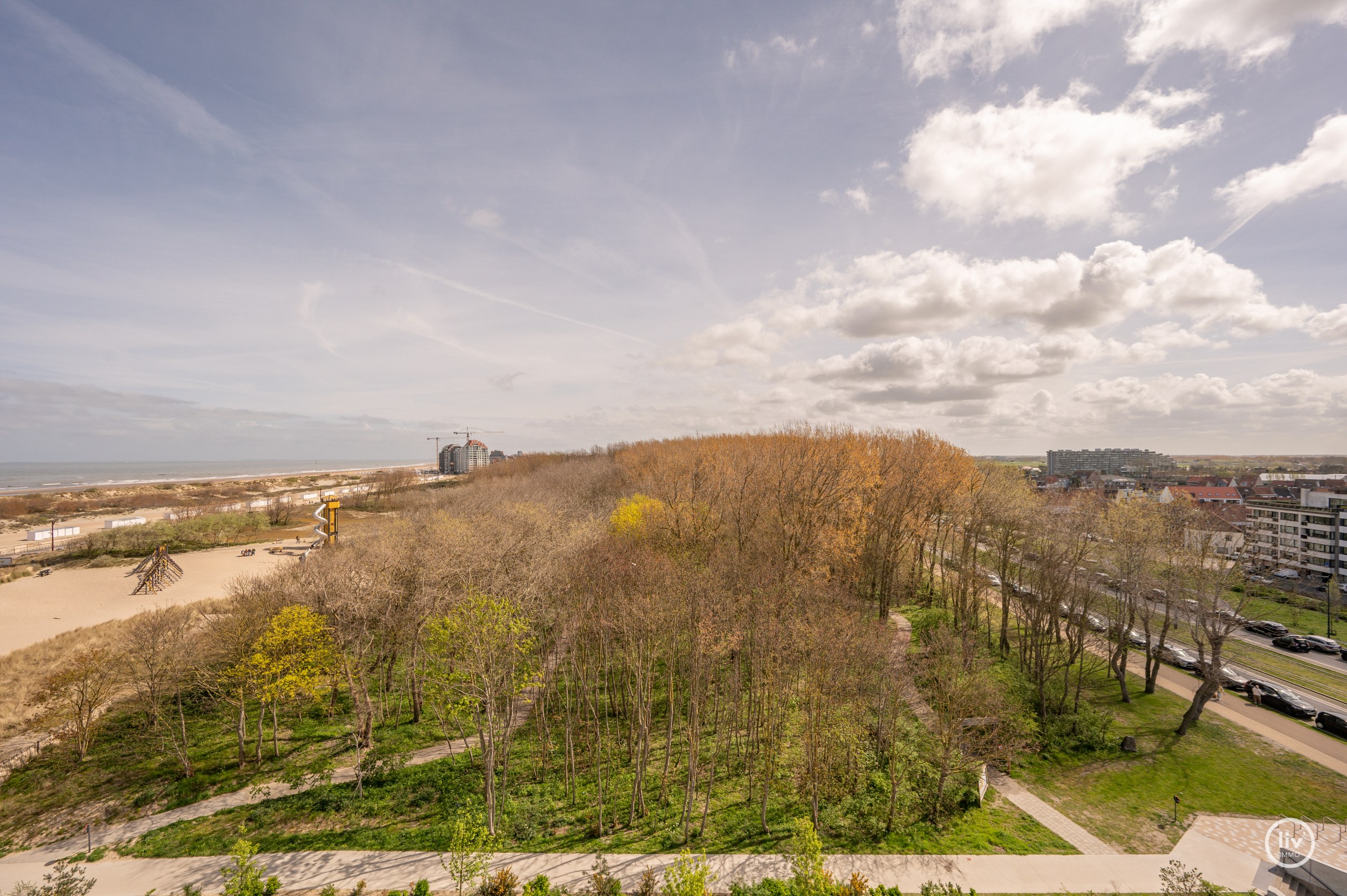 Dit magnifieke duplexappartement combineert uitzonderlijke volumes met adembenemende zichten over zowel de omliggende bossen als de zee. 