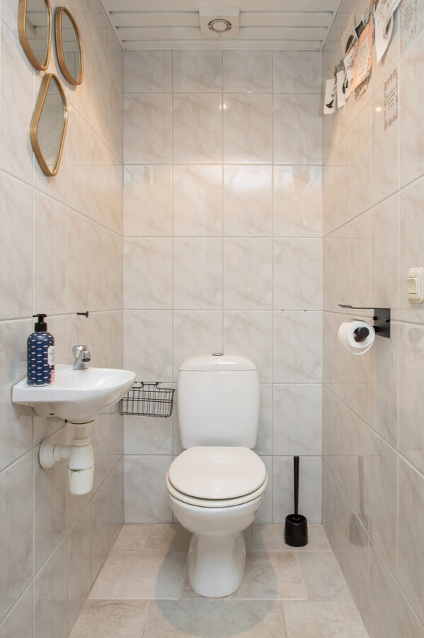 Zeer ruim halfvrijstaand woonhuis met aanpandige garage/berging en hobbyruimte/mantelzorgwoning. 