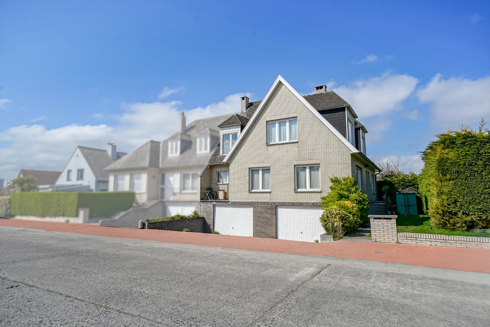 Opbrengstwoning met 2 verhuurde appartementen, tuin en 2 garages in Stene 