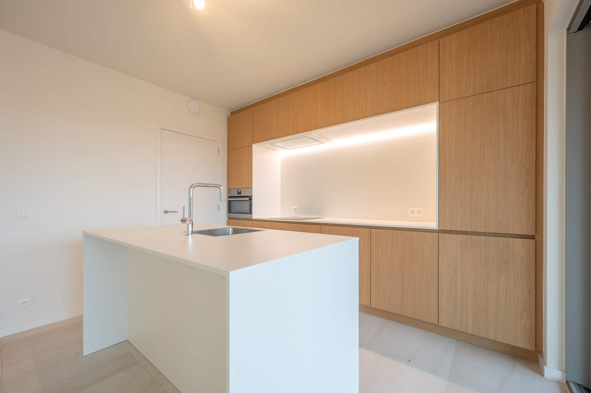 Centraal gelegen 2-kamer appartement te Res. Hoost op wandelafstand van de Zeedijk van Heist. 