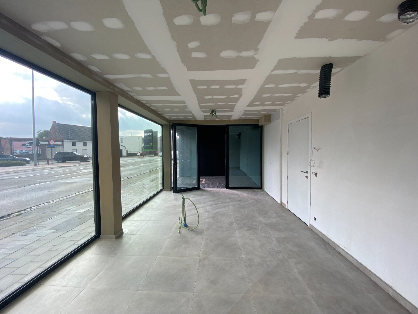 Zeer goed centraal gelegen handelsruimte te Desselgem! 
