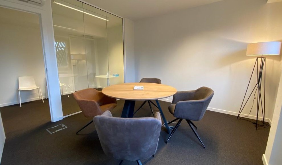 Ingedeelde kantoorruimte te huur aan oprit E40 in Sint-Denijs-Westrem