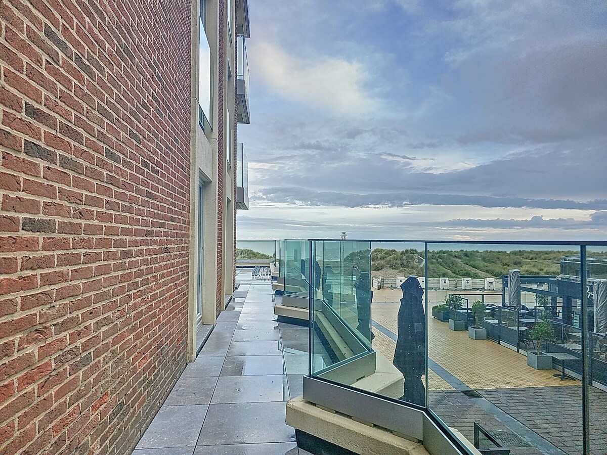 Appartement en angle unique avec une grande terrasse et vue sur la mer ! 