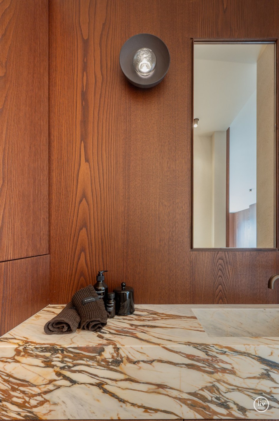 Volledig en subliem gerenoveerd zuid-west georiënteerd hoekappartement in een prestigieuze villaresidentie in het hart van het Zoute. 