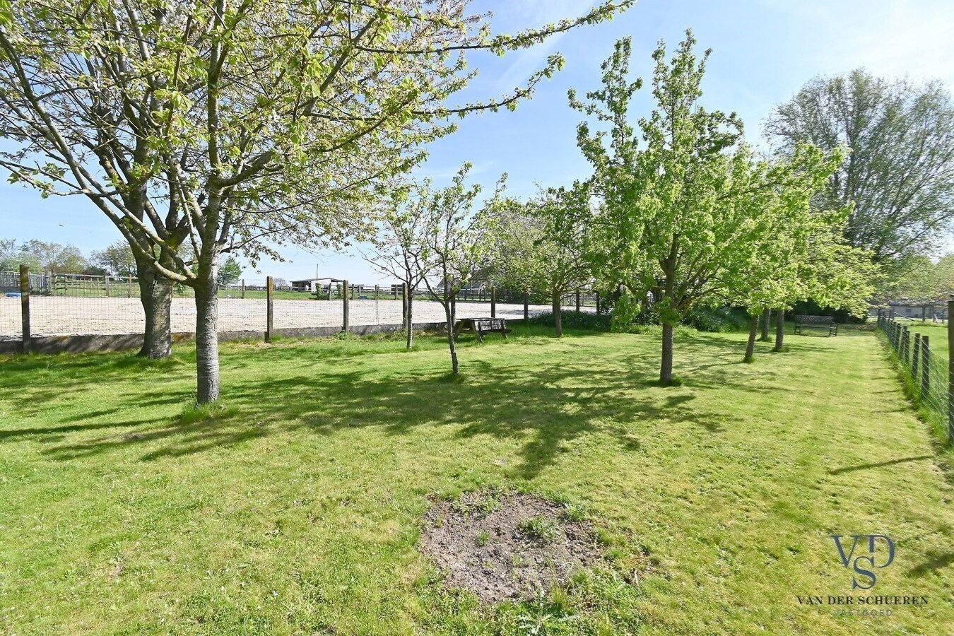 Landelijk gelegen open bebouwing op een uitzonderlijk perceel (1585m²) 