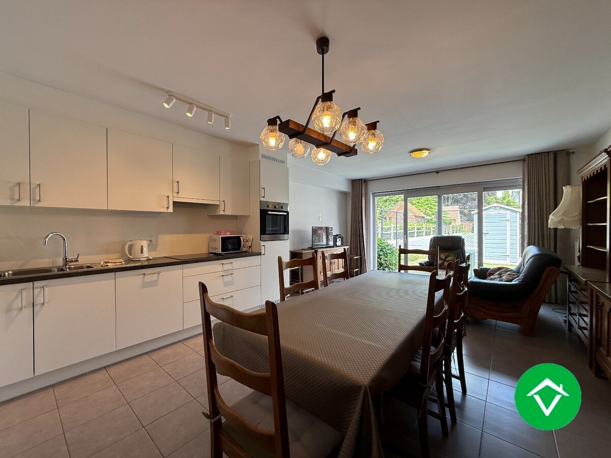 Gelijkvloers appartement op een centrale ligging met één slaapkamer, tuin en autostaanplaats te Roeselare 