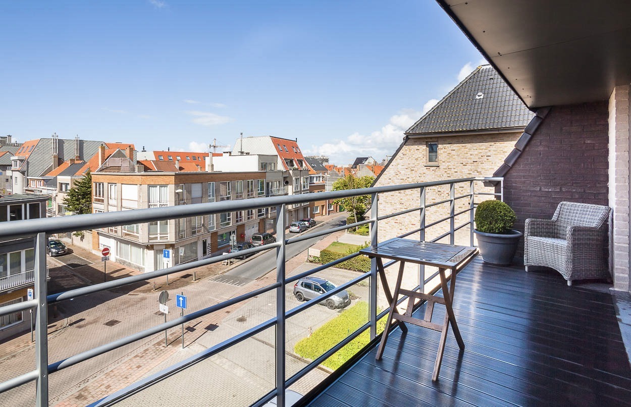 MAGNIFIEK GEMEUBELD RECENT DUPLEX APPARTEMENT NABIJ STRAND BREDENE 