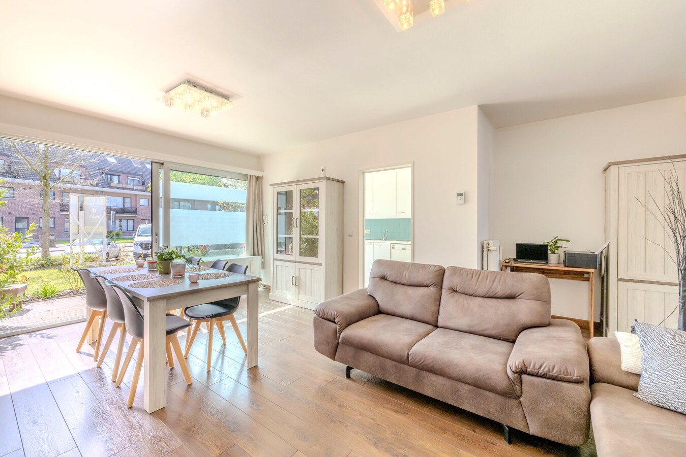 Instapklaar gelijkvloers met 2 slpks en garagebox 