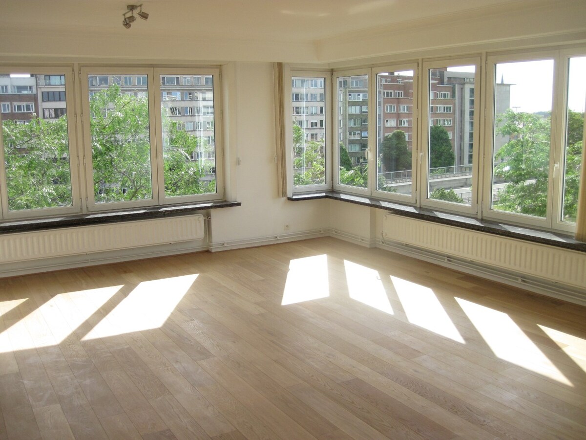 Luxueus appartement met garage en berging (kelder). 