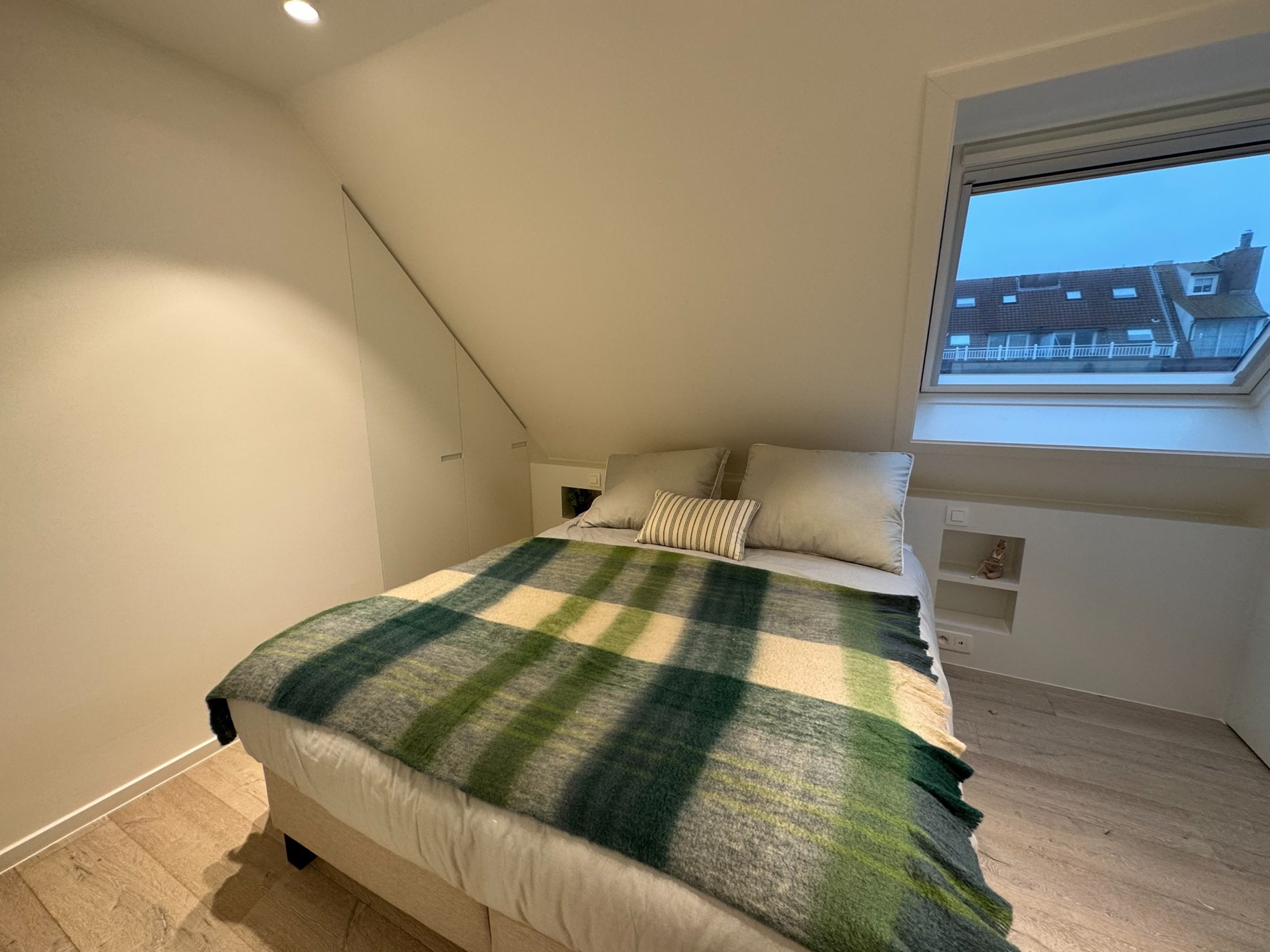 Magnifique penthouse en duplex rénové avec de magnifiques terrasses à proximité de l'avenue Lippens et de la plage de Knokke. 