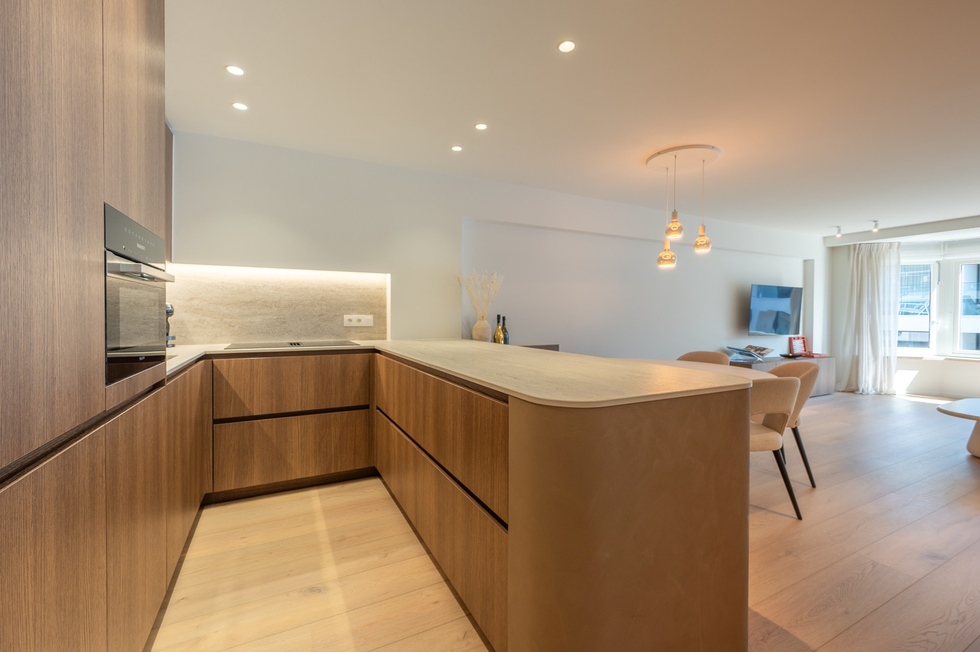 Aangenaam 3 slaapkamerappartement met zijdelings zeezicht op een aangename ligging vlakbij het Lichttorenplein te Knokke. 