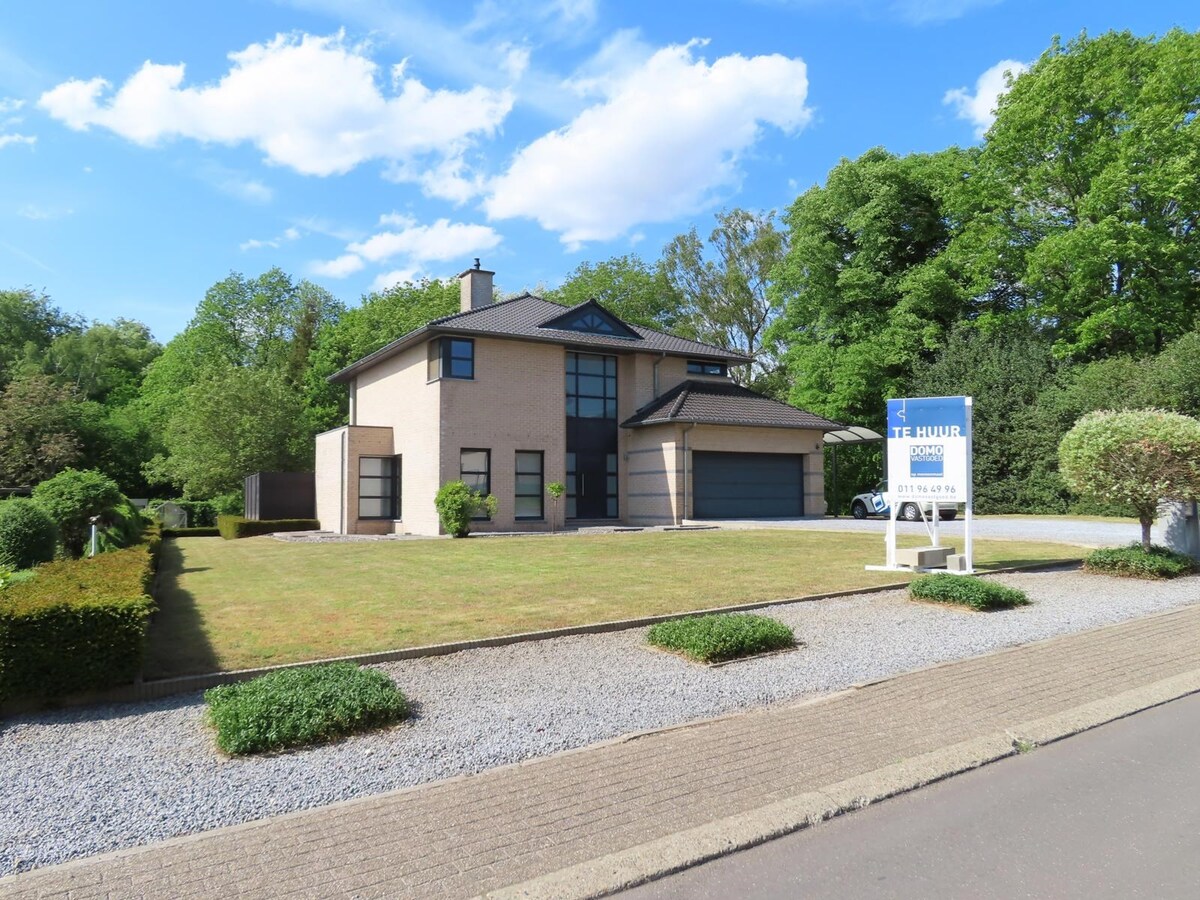 Prachtige villa, rustig gelegen te Houthalen. Dichtbij autosnelwegen en openbaar vervoer. Het centrum van Houthalen op 5 minuten en Hasselt op 15 minuten. 