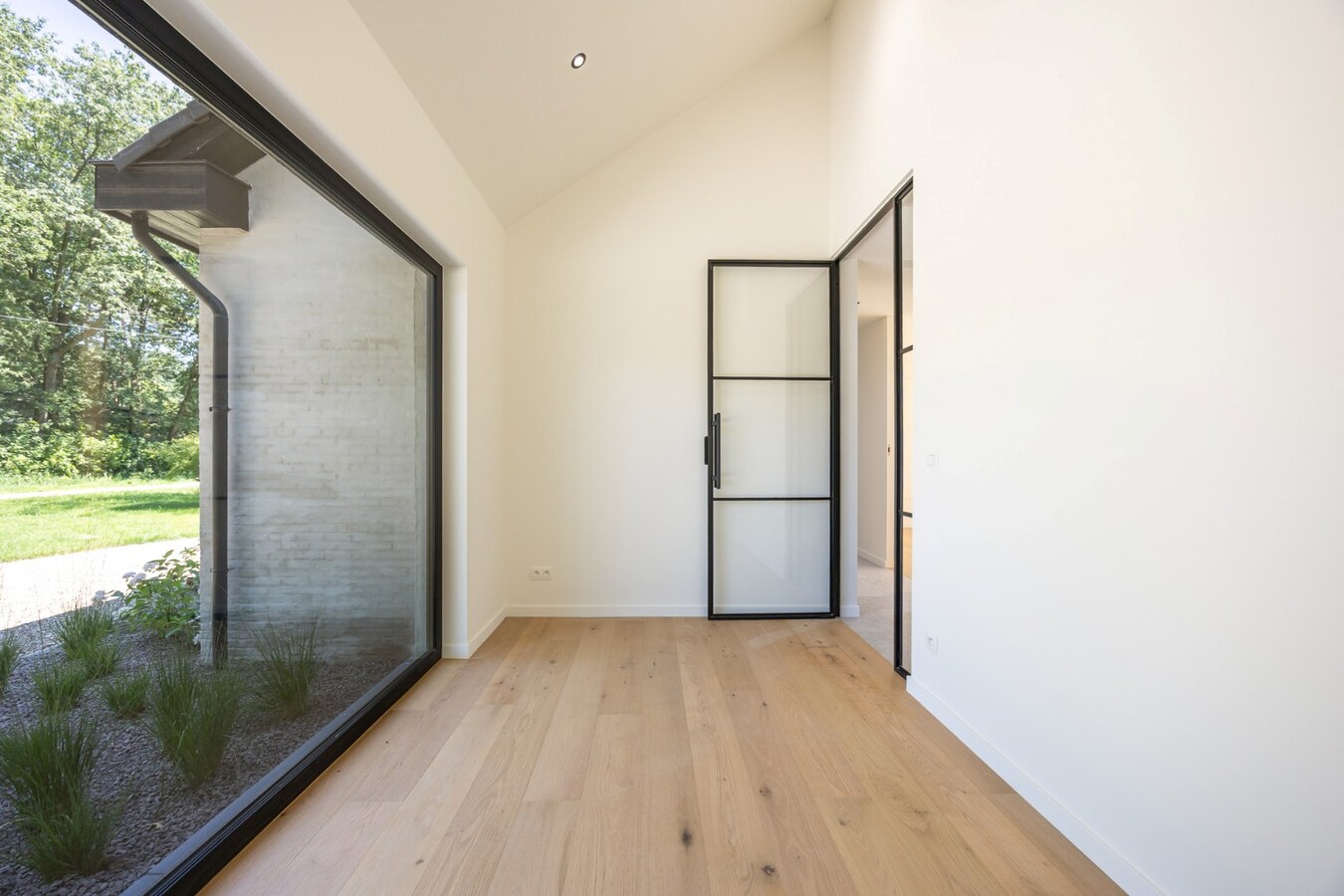 Rustig gelegen eniergiezuinige instapklare luxueuze villa op een West-perceel van 2.198 m² te Zoersel 
