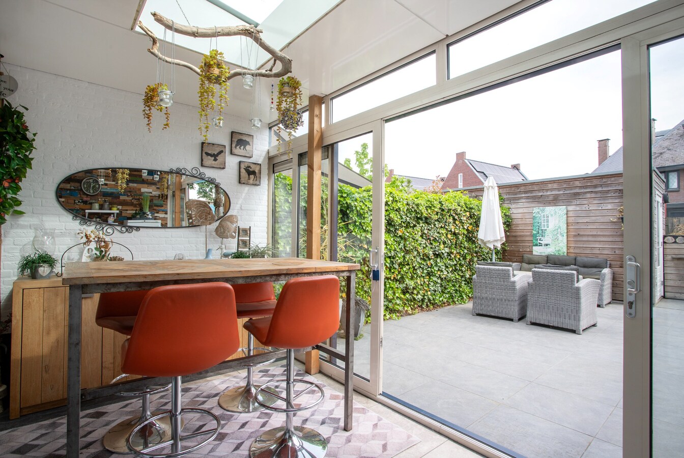 Nagenoeg nieuwe, netjes afgewerkte tussenwoning op 112 m² met berging, overkapping en een vrije achterom. 