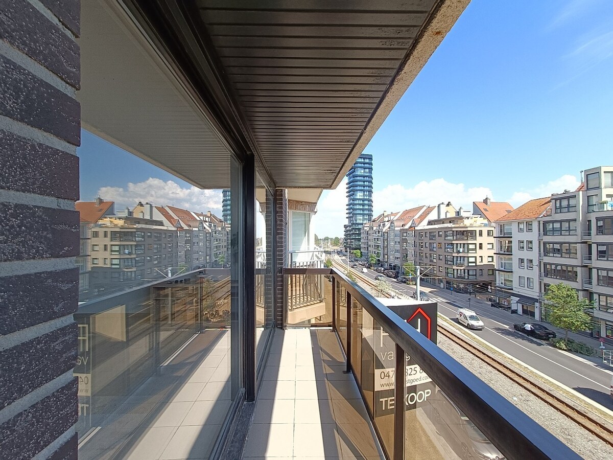 Gerenoveerd appartement aan de achterzijde van de zeedijk. 