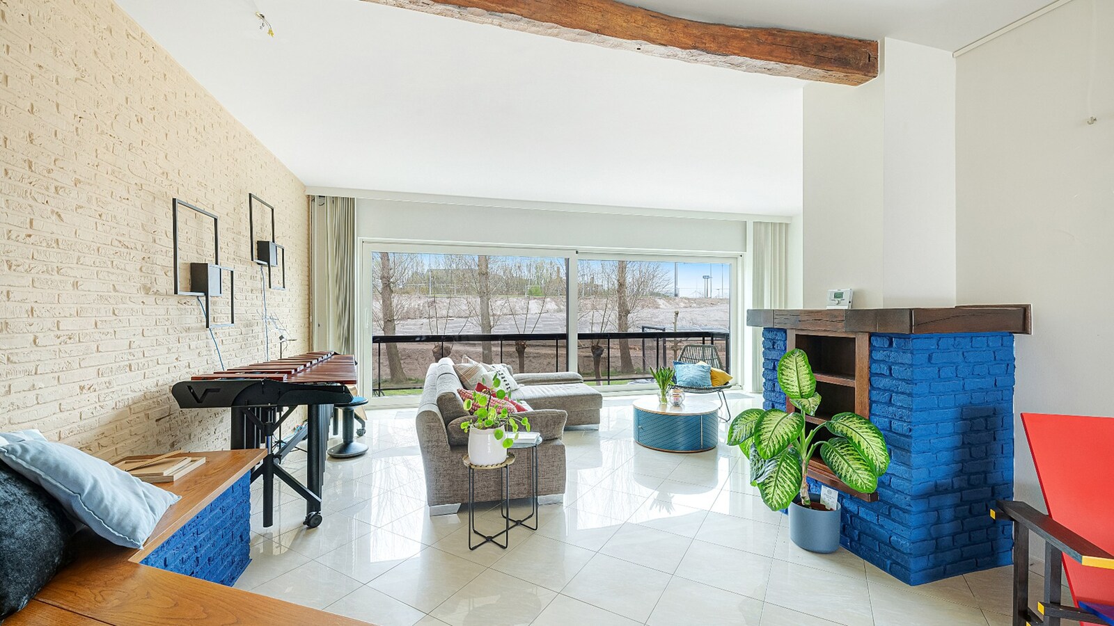 Ruime bel-etagewoning met garage en zonnepanelen in hartje Heist. 