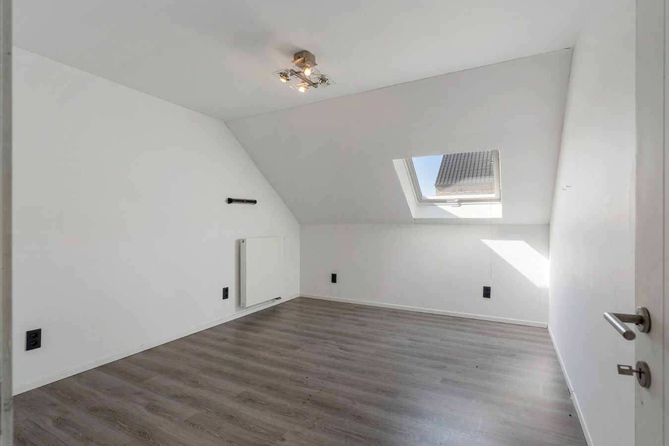 Recente, halfvrijstaande gezinswoning in een moderne bouwstijl op een perceel van 11a06ca! 