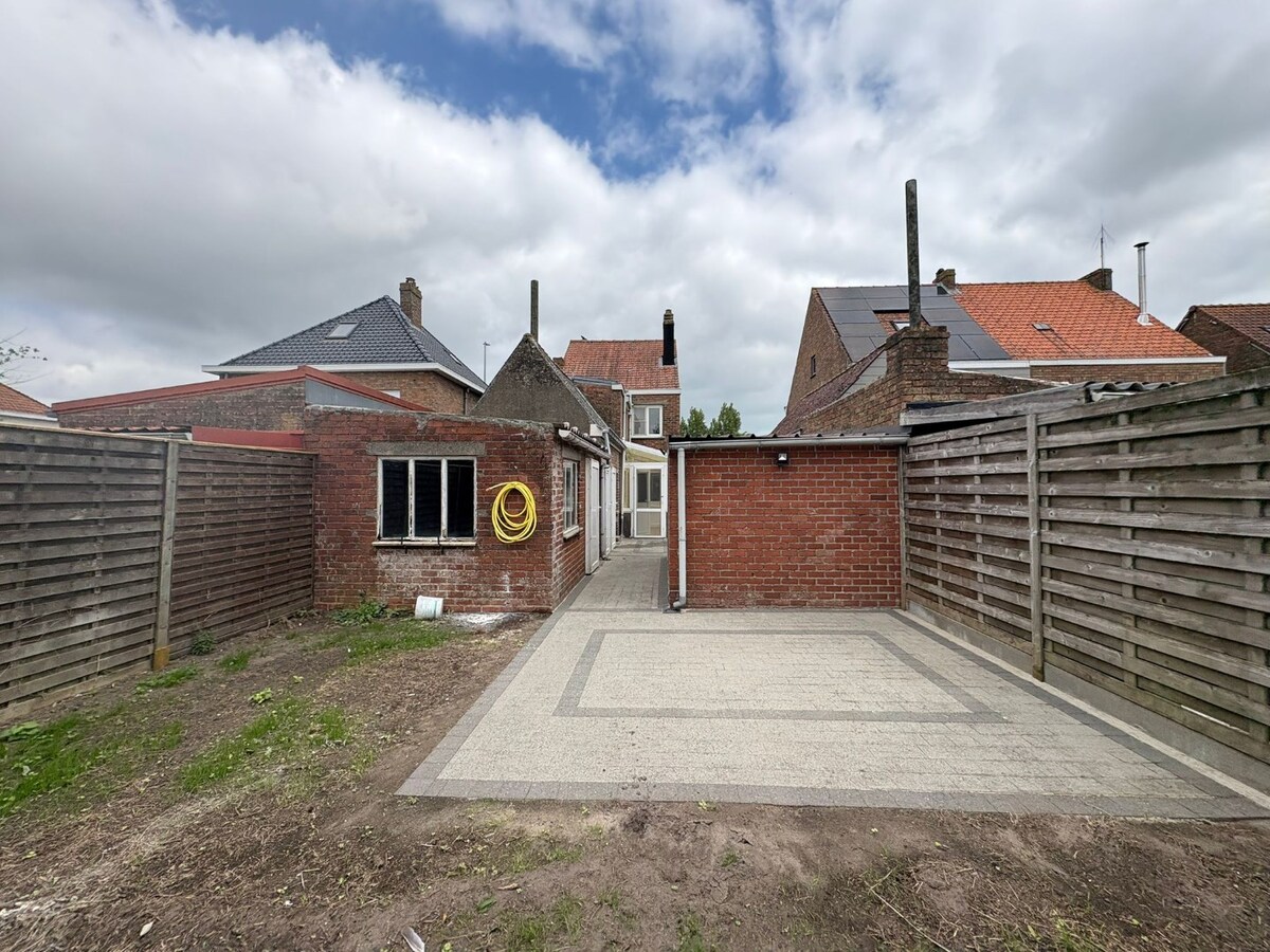 Woning met 2 slaapkamers en garage te Koekelare 