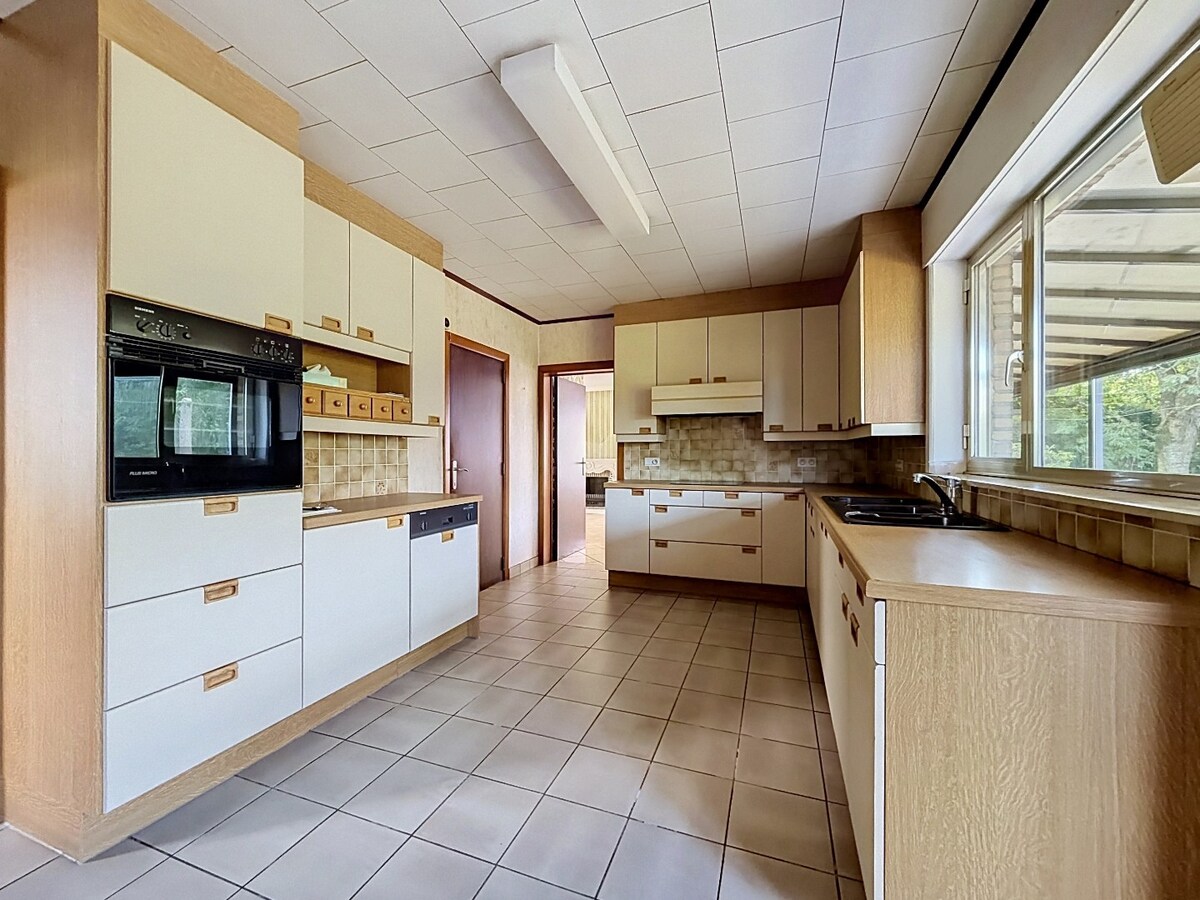Ruime sixties villa met vergunde loodsen (350m²) te Vlierzele 