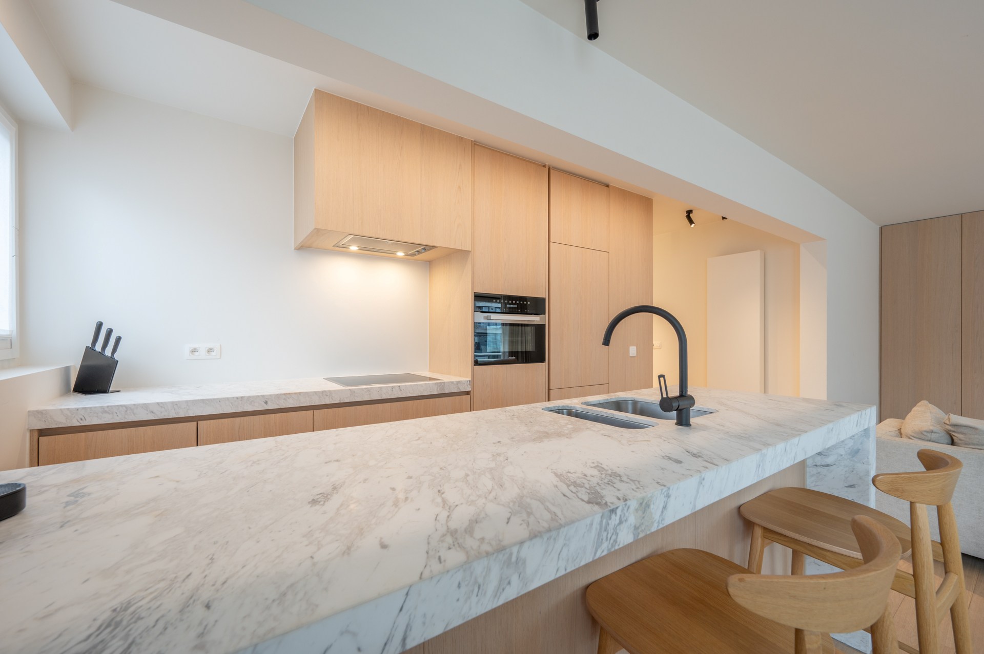 Volledig gerenoveerd HOEKappartement goed gelegen te Lippenslaan 