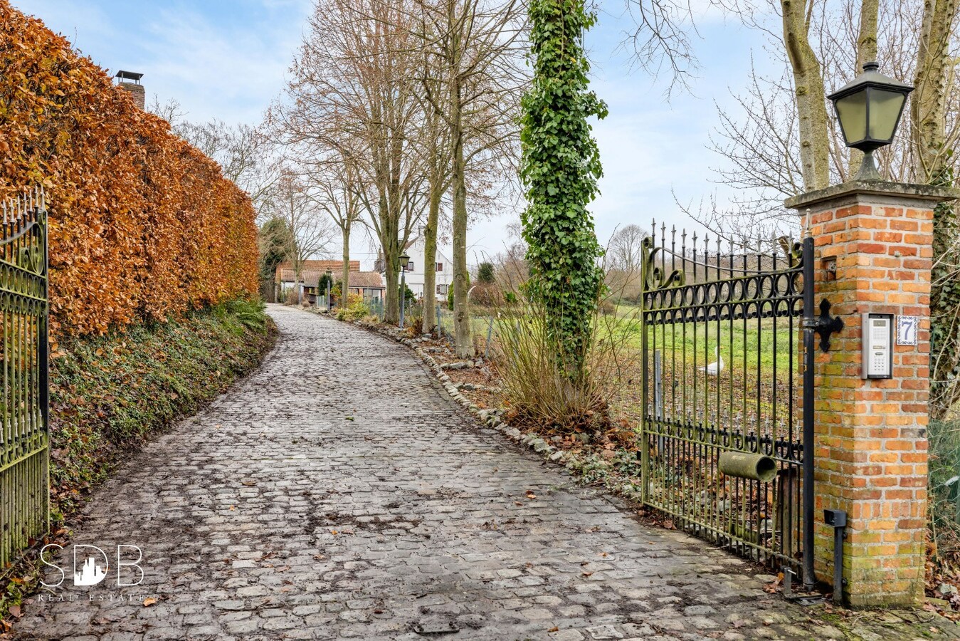 Authentieke hoeve met bijgebouwen met graslanden op circa 8.750m² 