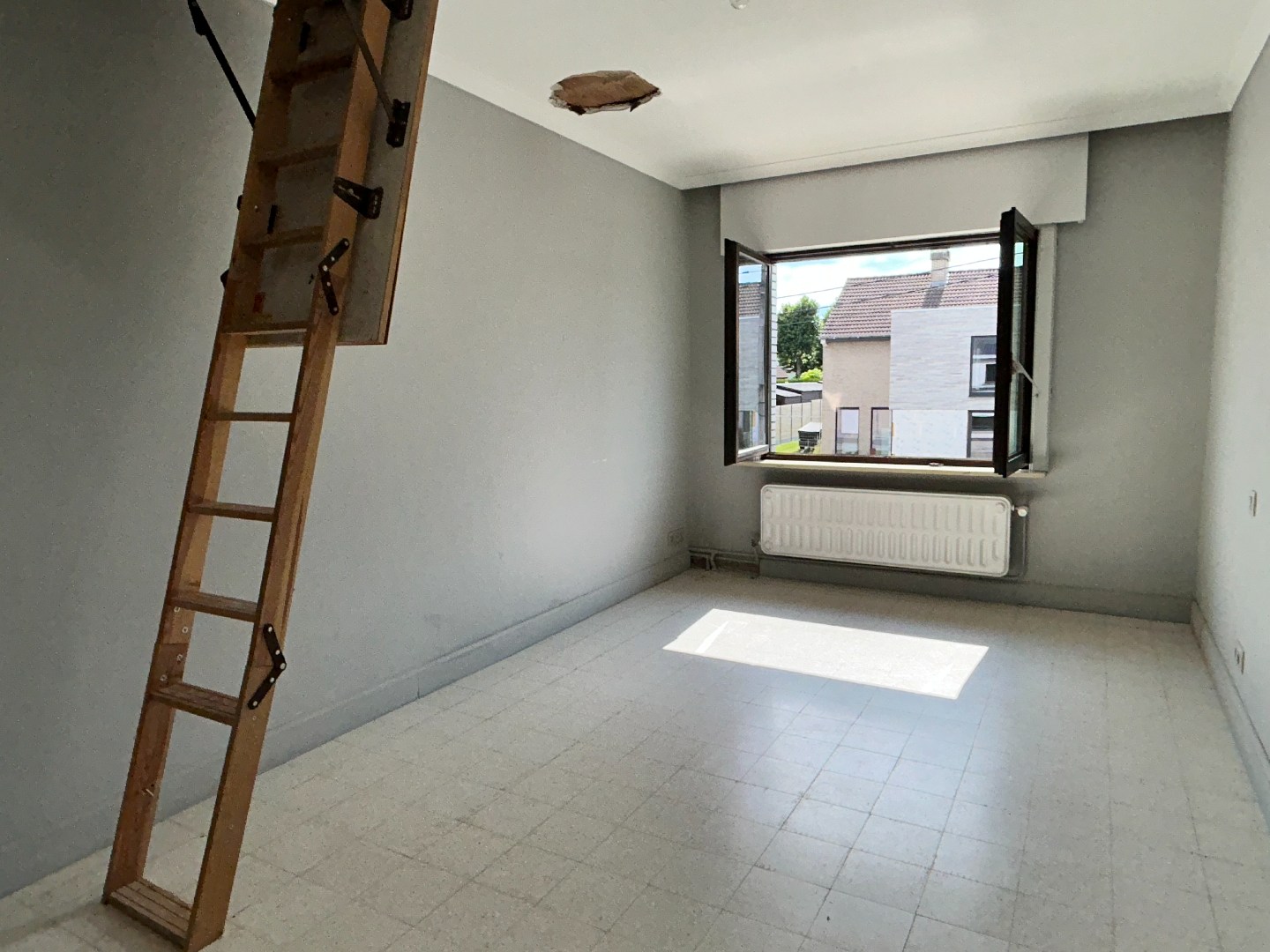 Degelijke woning met, garage, 3 slaapkamers en tuin op 271m² 