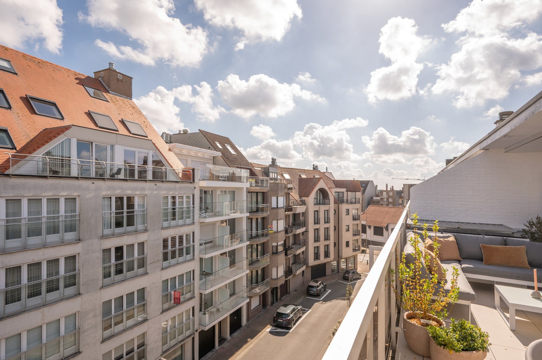 Penthouse duplex exceptionnel de 125 m² dans la résidence William, un bâtiment récent et élégant (2020), parfaitement situé au centre de Knokke. 