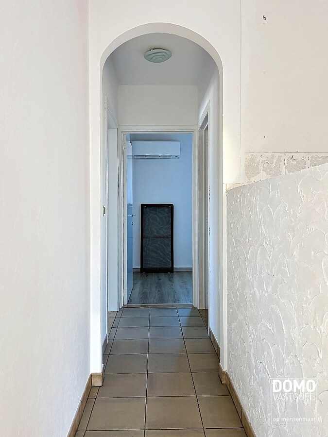 LICHTRIJK APPARTEMENT MET 2 SLAAPKAMERS EN GARAGEBOX 