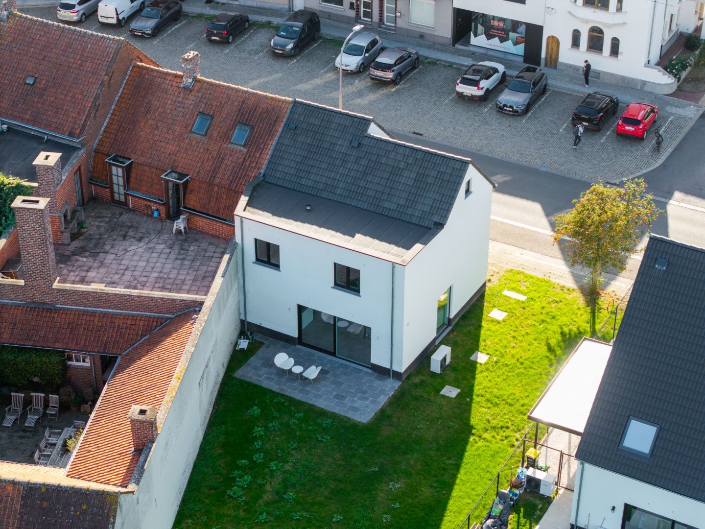 Stijlvolle en ruime nieuwbouwwoning met garage en tuin op 555 m² 