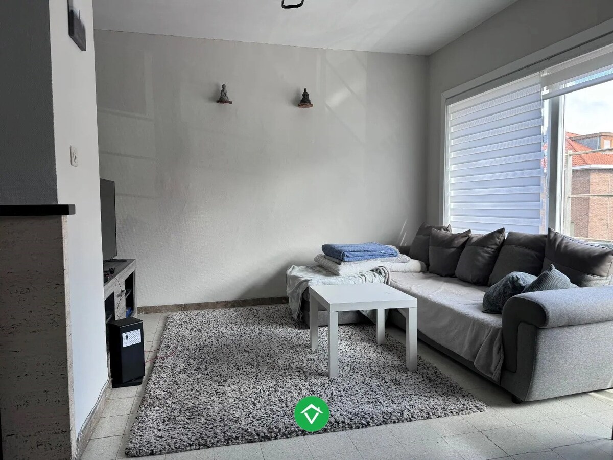 Opbrengsteigendom te koop met ruime garages in Oostende 