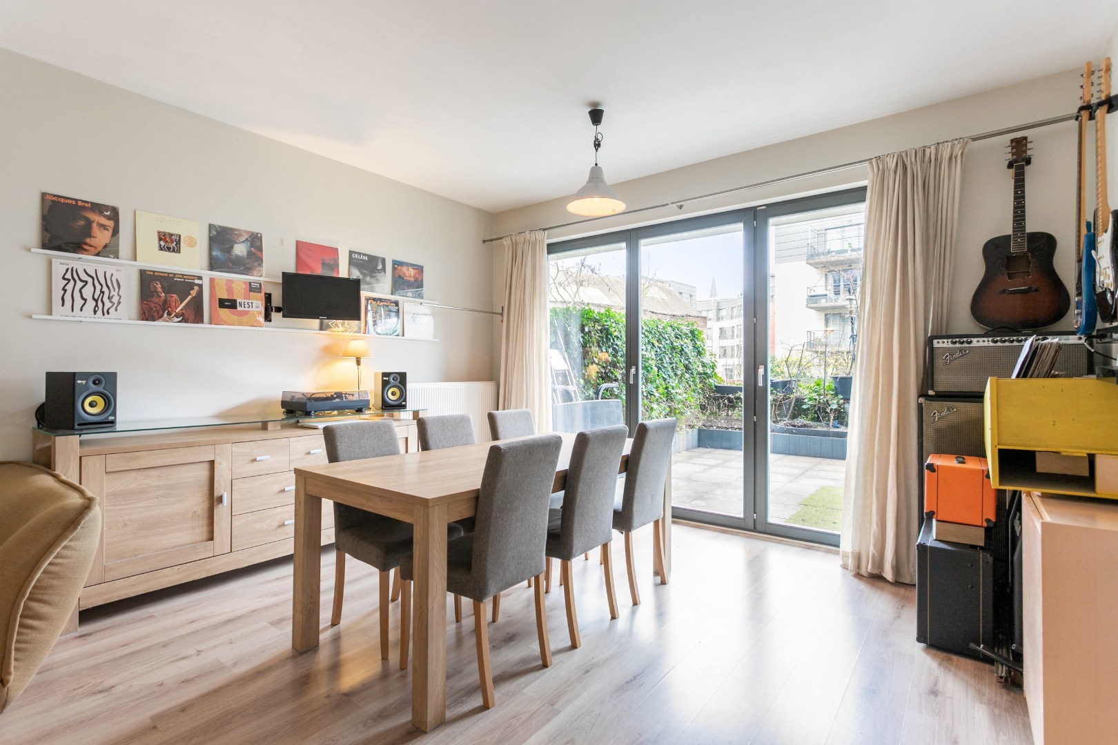 Energiezuinig 1-slpk appartement gelijkvloers met terras, parking en toplocatie nabij Brussel-Zuid 