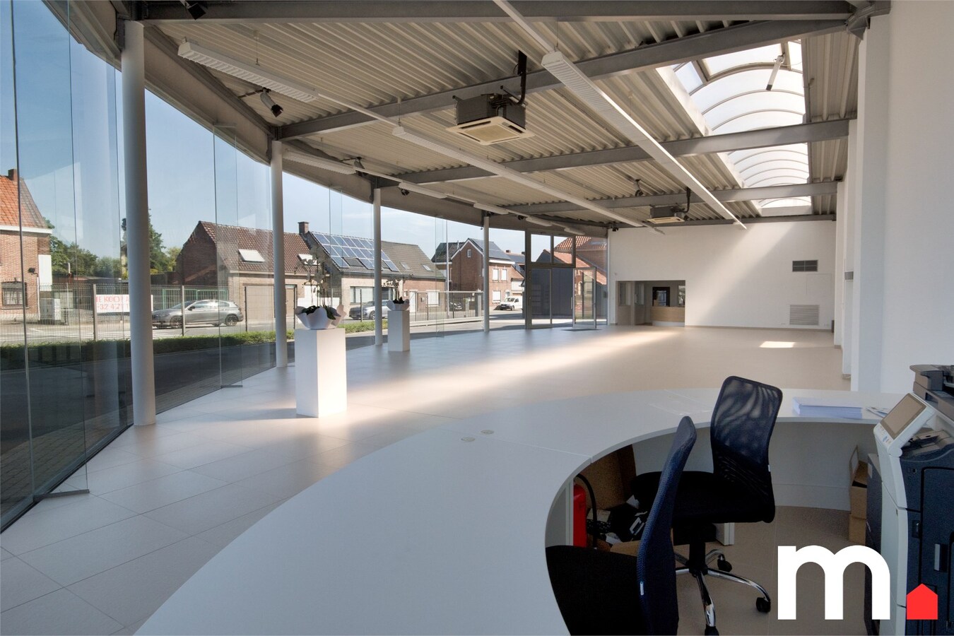 Multifunctioneel bedrijfsgebouw (Showroom + Atelier + Woning) op toplocatie te Rekkem ! 