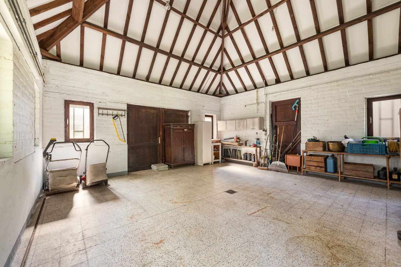 Villa met praktijkruimte en dubbele garage op riant perceel van 2.010 m² te Schoten 