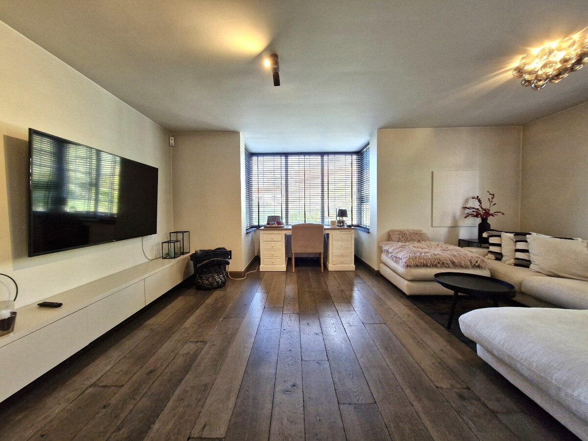 Uiterst charmante halfopen bebouwing met weidse zichten op een perceel van 2012m² 