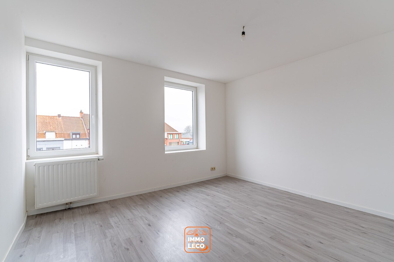 Maison entièrement rénovée tout récemment avec 2 chambres et terrasse! 