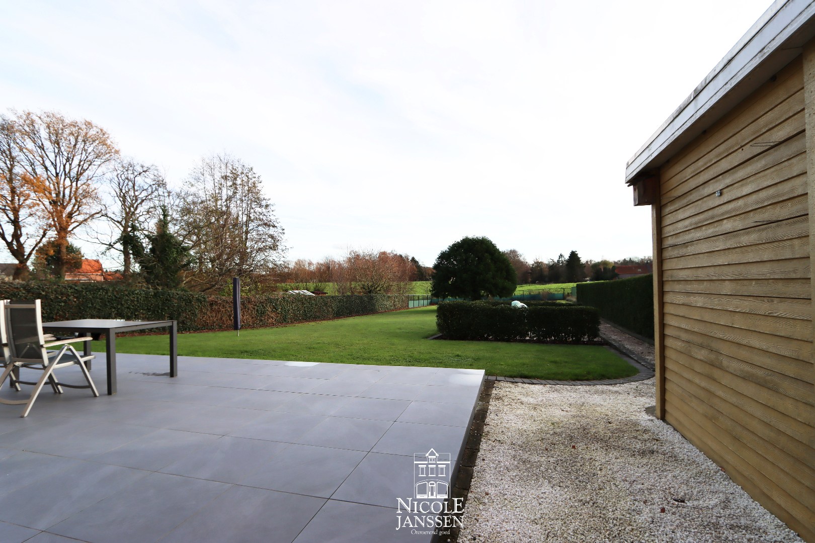 Groot betegeld terras