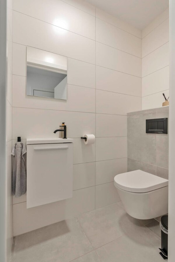 Recent duplex appartement met 2 slaapkamers en garage. 