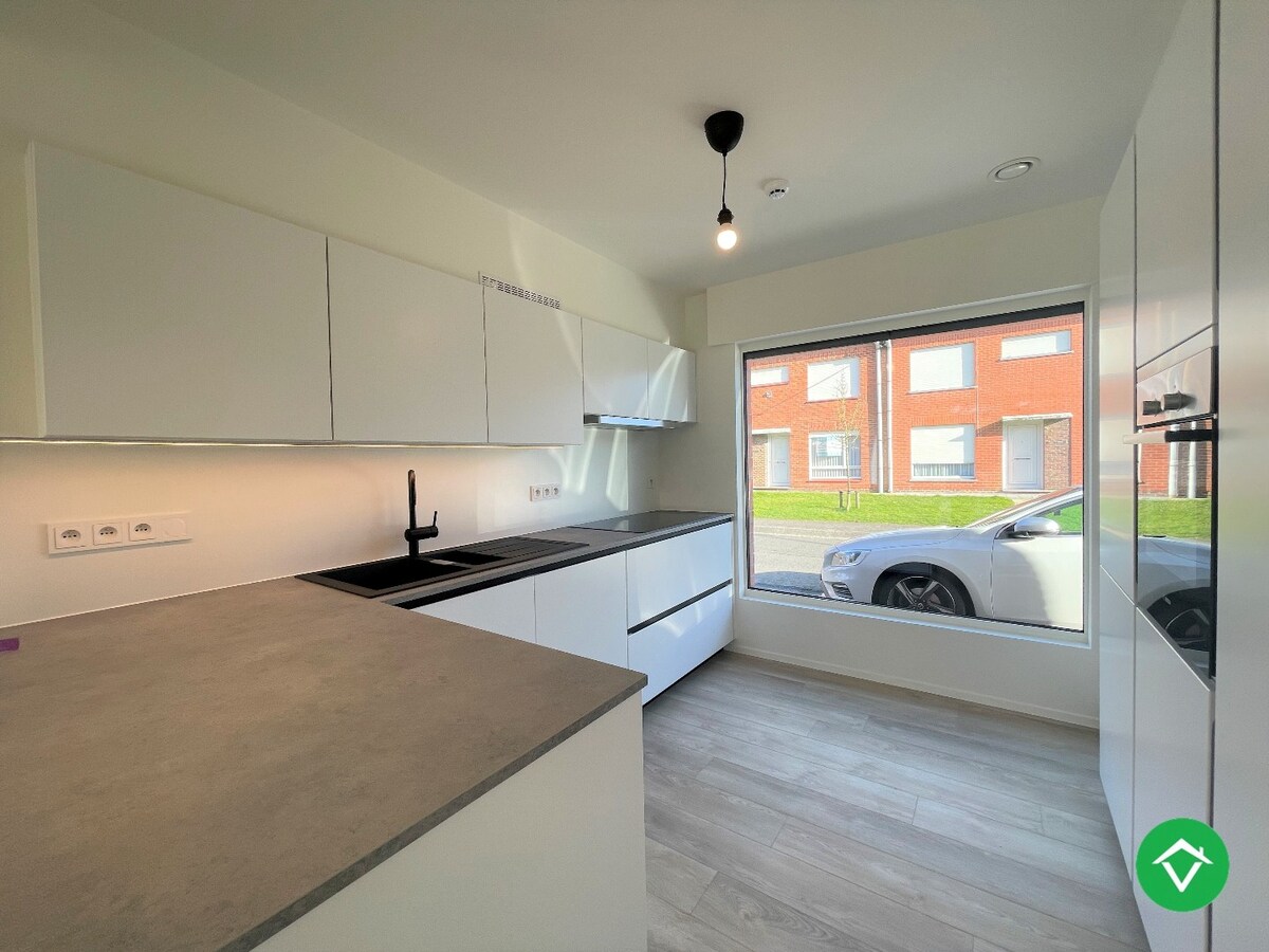 Ruime, gerenoveerde woning met twee slaapkamers te Roeselare 