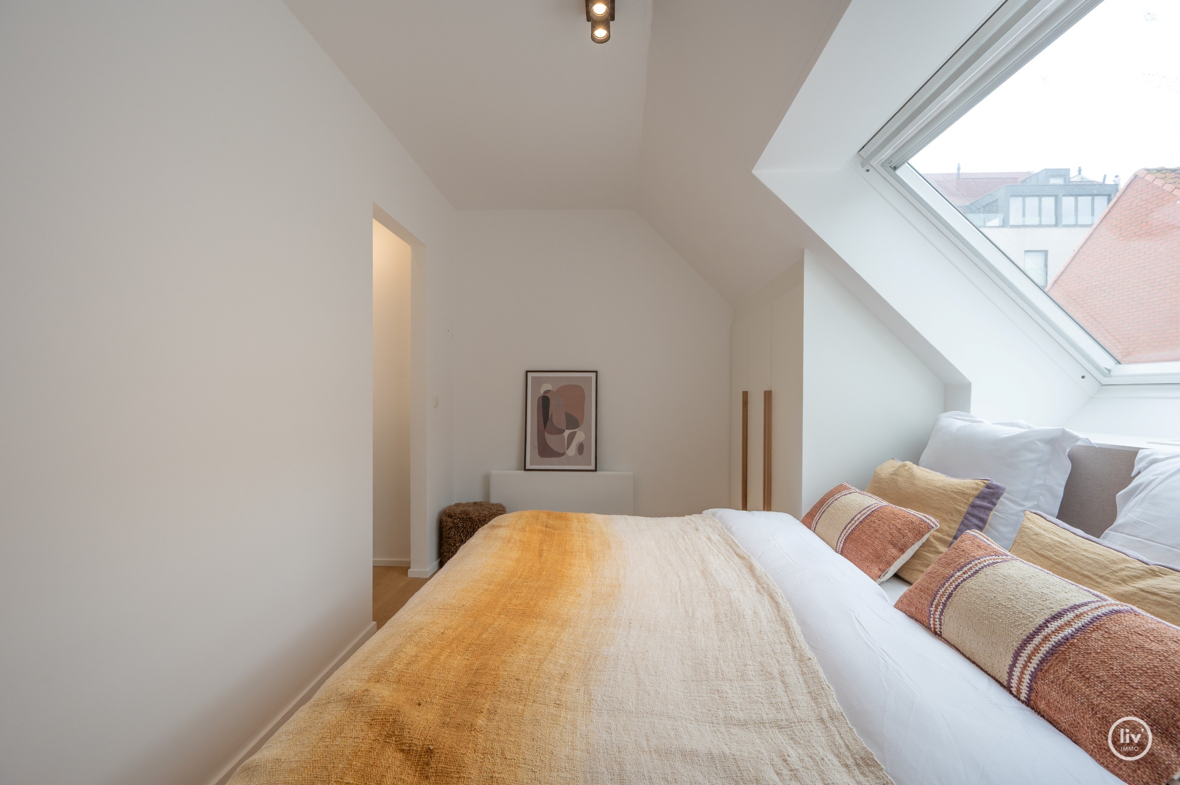 Magnifique appartement en duplex avec une largeur exceptionnelle de façade de 18 mètres et une terrasse généreuse orientée au sud offrant une vue dégagée sur l'arrière-pays de Knokke, à seulement 100 